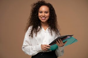 Mulher de tiro medio com papelada